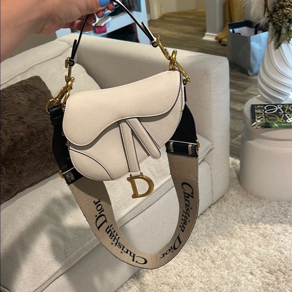 $2,400 v n moo authentic Dior small saddle bag without strap